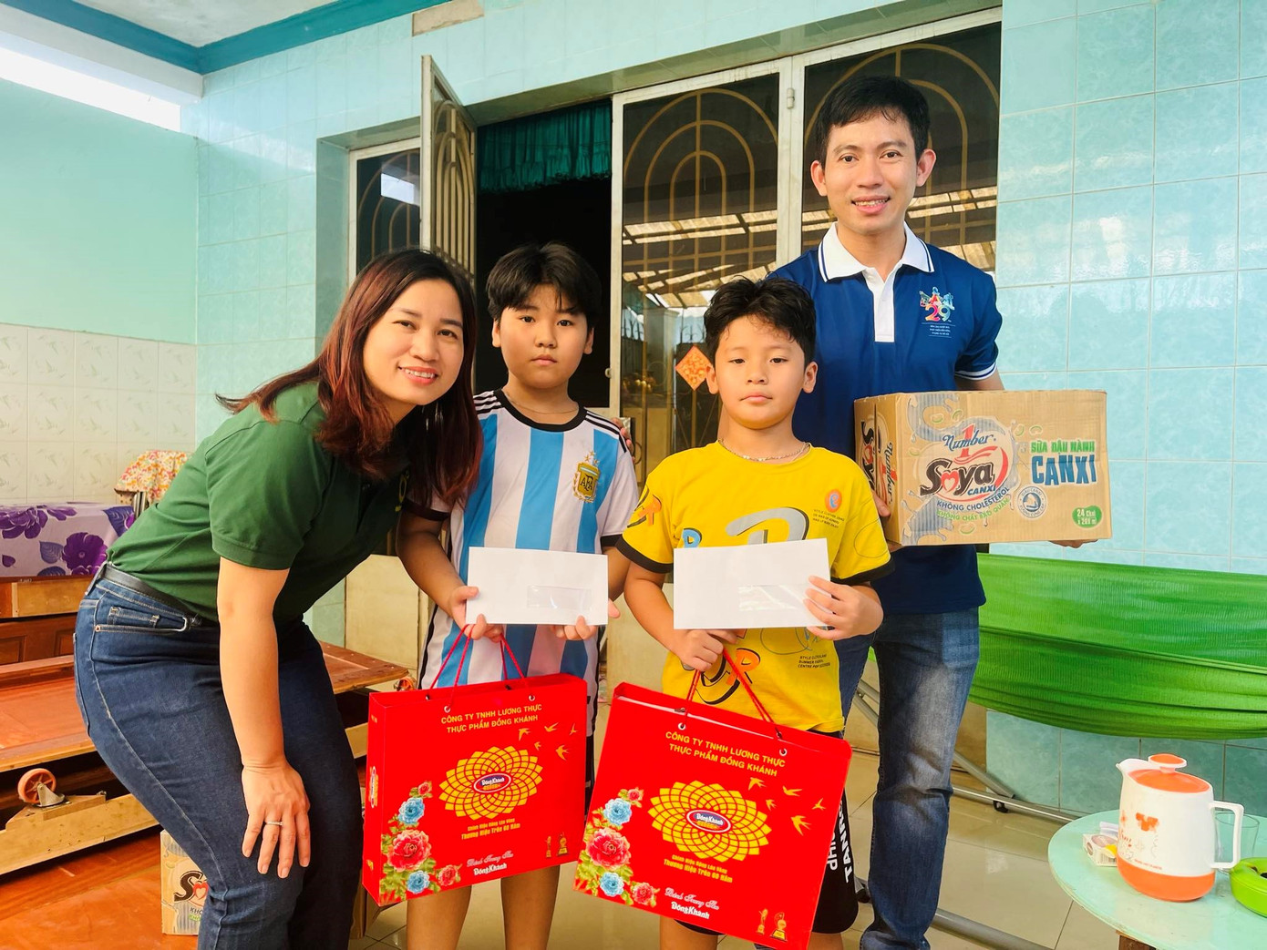 Đều đặn mỗi dịp lễ tết, nhân viên Công ty Tân Hiệp Phát vẫn đếm thăm hỏi, động viên tặng quà cho gia đình các cháu mồ côi sau dịch Covid-19. Ảnh: Trần Khánh