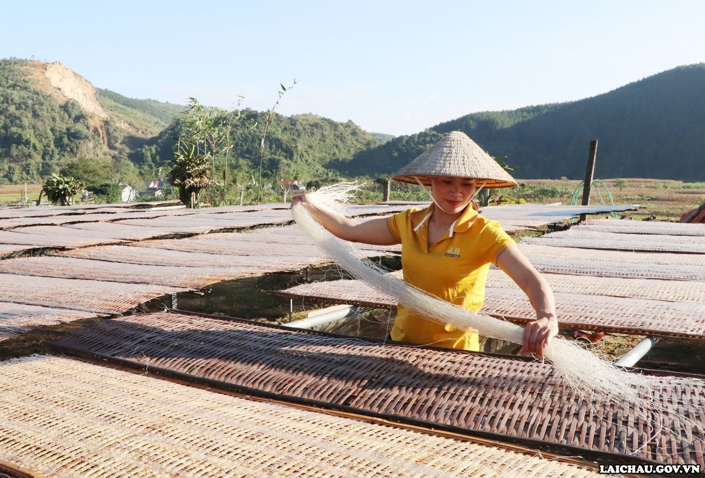 Công đoạn phơi miến dong