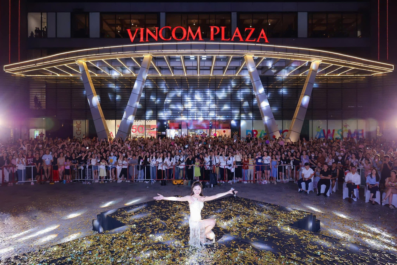 Vincom Retail là thương hiệu thuộc hệ sinh thái Vingroup, hiện đang quản lý và vận hành 87 TTTM, có mặt tại 47 tỉnh thành, dẫn đầu tại thị trường bán lẻ Việt Nam về mạng lưới và độ phủ hơn 1,83 triệu m2 mặt sàn cho thuê. Vincom Retail là thương hiệu thuộc hệ sinh thái Vingroup, hiện đang quản lý và vận hành 87 TTTM, có mặt tại 47 tỉnh thành, dẫn đầu tại thị trường bán lẻ Việt Nam về mạng lưới và độ phủ hơn 1,83 triệu m2 mặt sàn cho thuê.