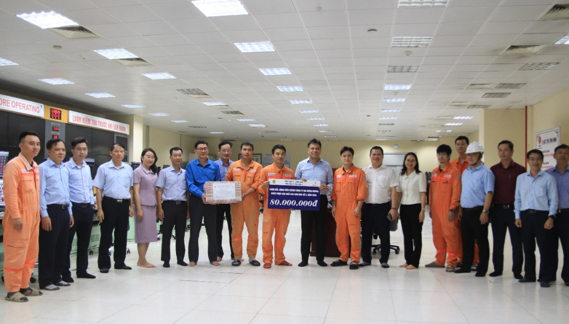Đoàn Công tác động viên CBCNV Công ty Nhiệt điện Mông Dương khắc phục hậu quả cơn bão số 3