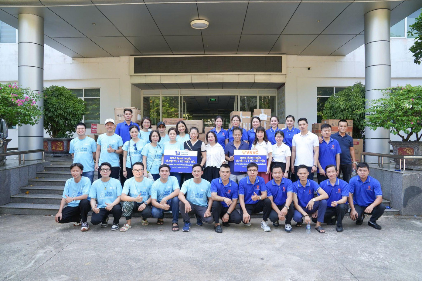 Đoàn hỗ trợ người dân vùng lũ trực tiếp trao tặng vật tư y tế và đồ dùng thiết yếu cho Sở Y tế các địa phương.