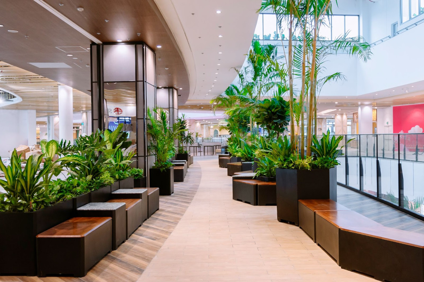 Khu vực nghỉ ngơi chung tràn ngập cây xanh tại AEON MALL Huế