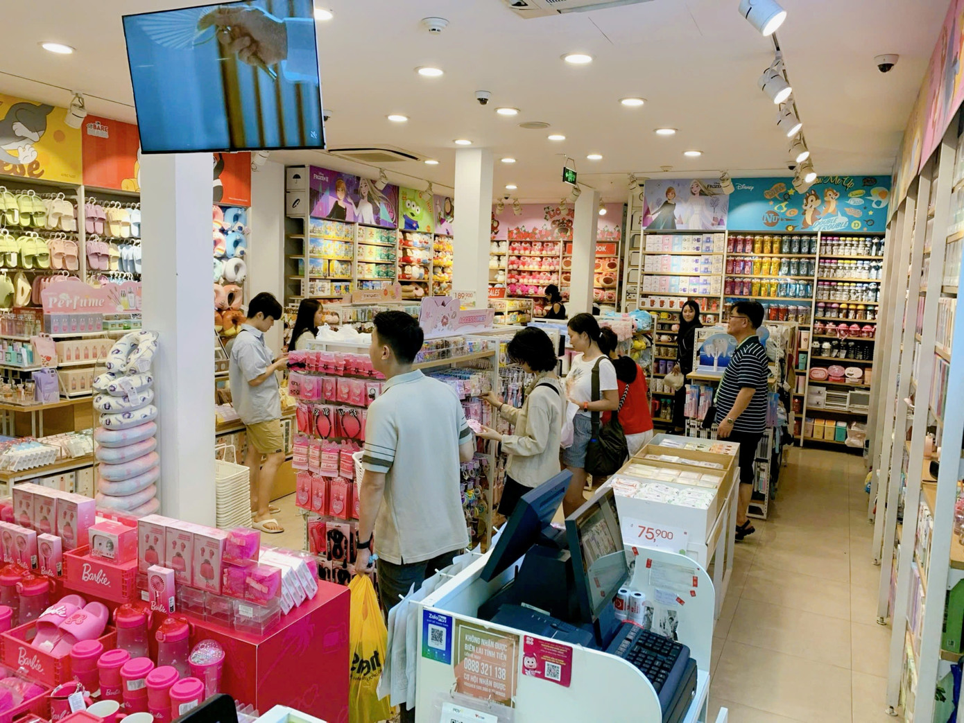 Không gian tại cửa hàng Thương xá TAX 15-17 Phan Chu Trinh, Q1, TPHCM. Ảnh: SATRA Không gian tại cửa hàng Thương xá TAX 15-17 Phan Chu Trinh, Q1, TPHCM. Ảnh: SATRA