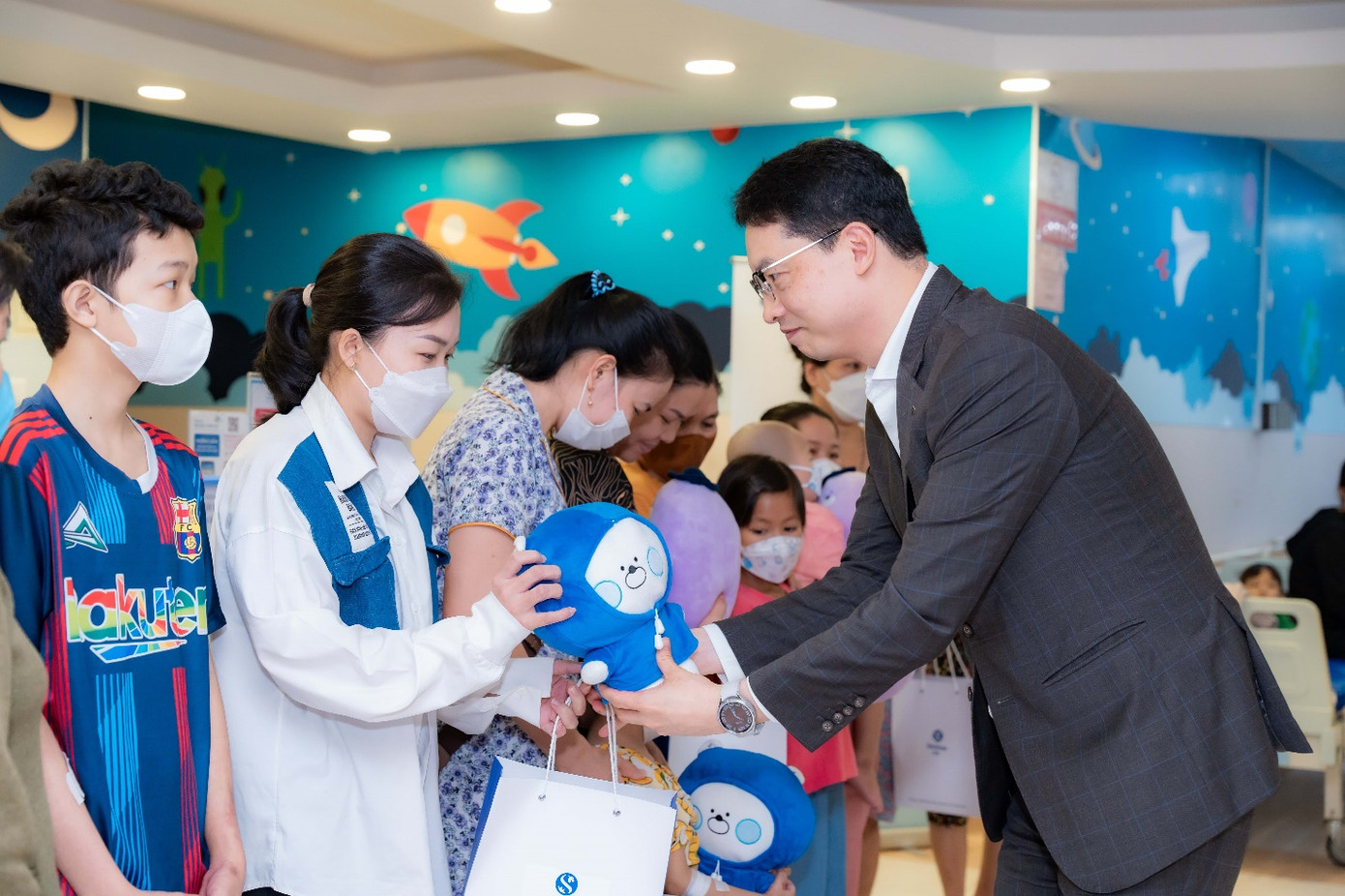 Ông Bae Seung Jun – Tổng Giám đốc Shinhan Life Việt Nam trao quà cho các bệnh nhi