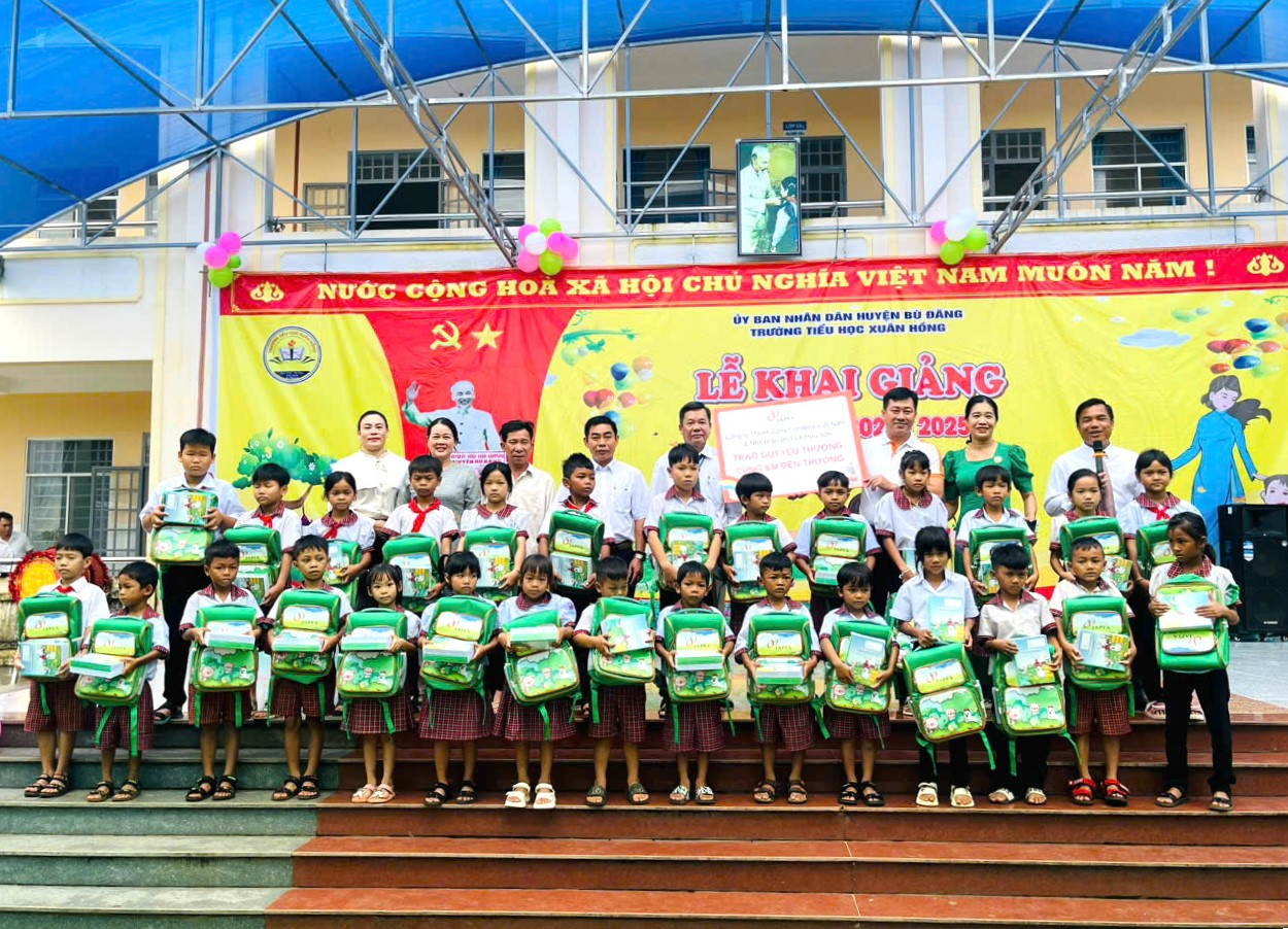 Học sinh có hoàn cảnh khó khăn của Trường Tiểu học Xuân Hồng (Bình Phước) nhận món quà yêu thương từ Japfa Việt Nam