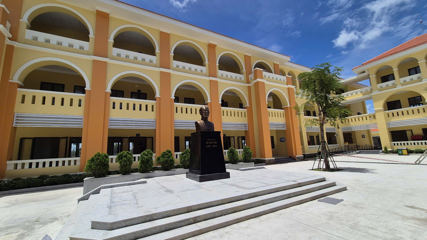 Ngôi trường khang trang, hiện đại mang tên người chiến sĩ cộng sản Võ Văn Tần Ngôi trường khang trang, hiện đại mang tên người chiến sĩ cộng sản Võ Văn Tần