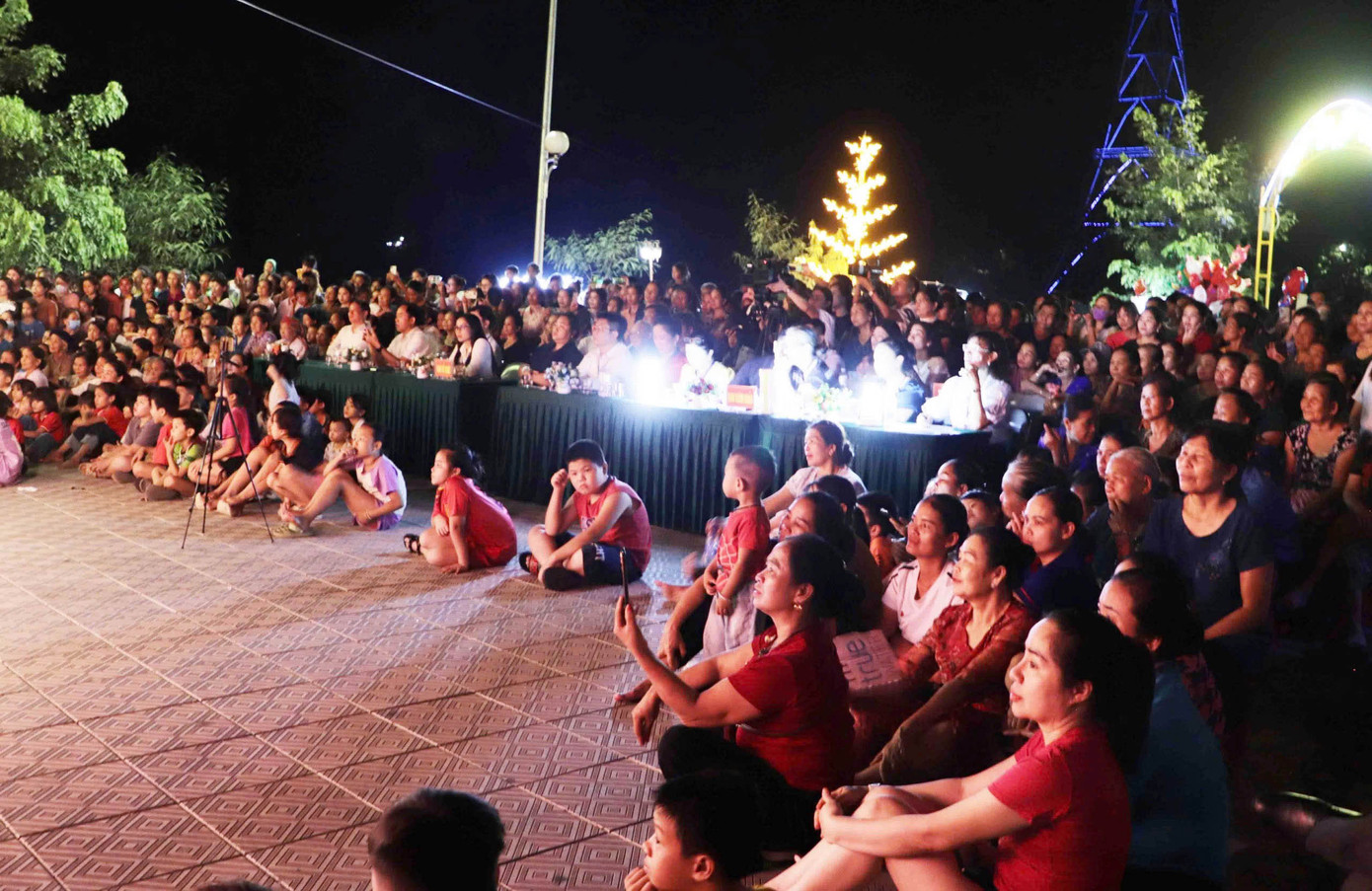 Đông đảo người dân đến xem và cổ vũ.