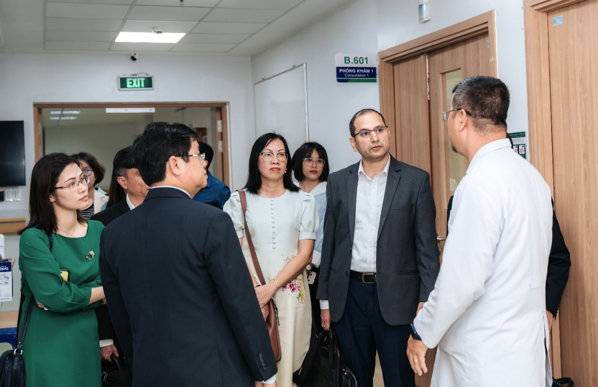 Các bác sĩ giới thiệu các khoa phòng tại Bệnh viện Ung bướu TPHCM (cơ sở 2) cho đại diện AstraZeneca Việt Nam