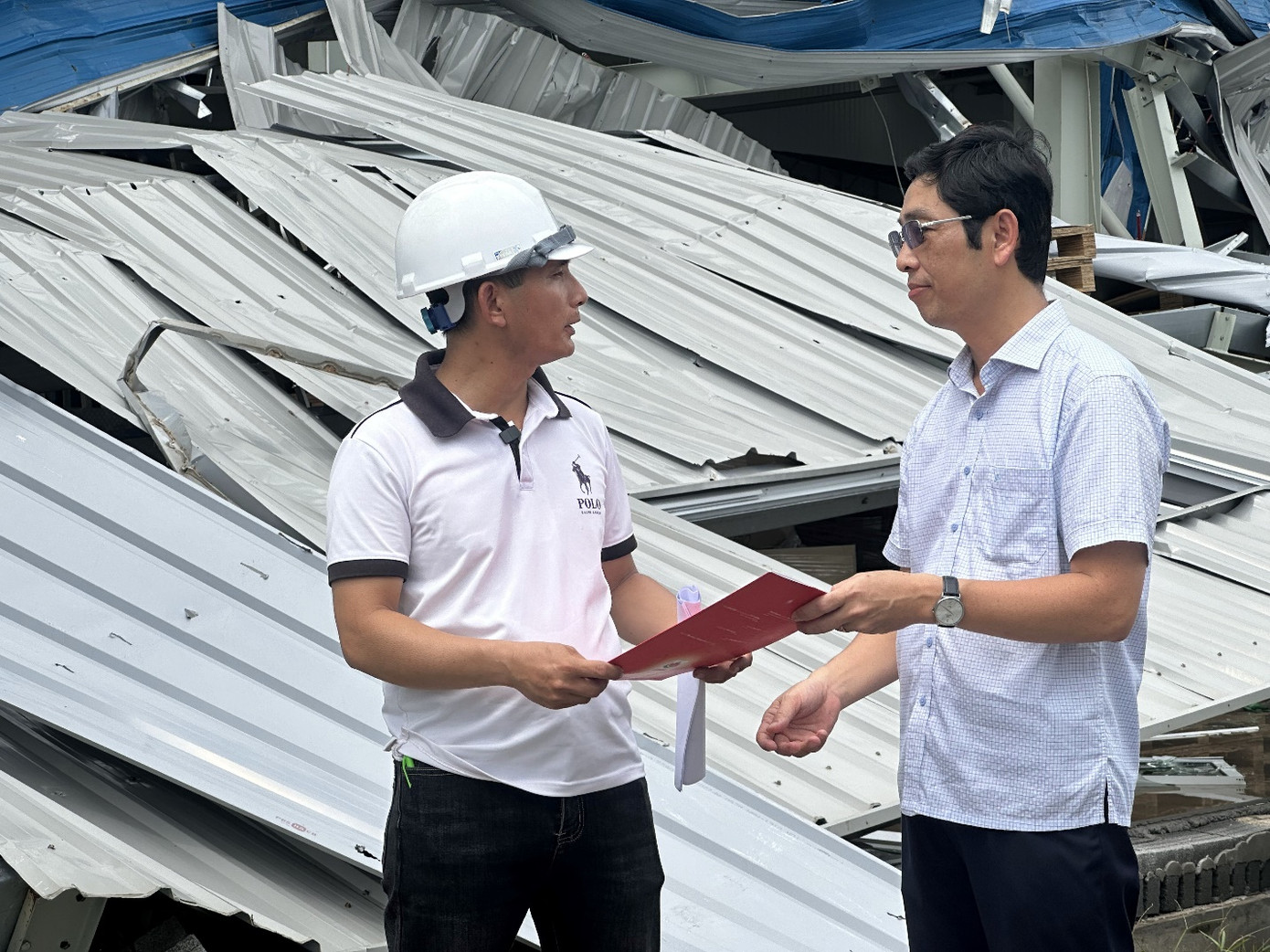 Ông Nguyễn Thành Nam – Phó Tổng giám đốc Bảo Minh (bên phải) trao quyết định về việc tạm ứng bồi thường cho đại diện cơ sở bị thiệt hại do bão số 3 tại tỉnh Quảng Ninh Ông Nguyễn Thành Nam – Phó Tổng giám đốc Bảo Minh (bên phải) trao quyết định về việc tạm ứng bồi thường cho đại diện cơ sở bị thiệt hại do bão số 3 tại tỉnh Quảng Ninh