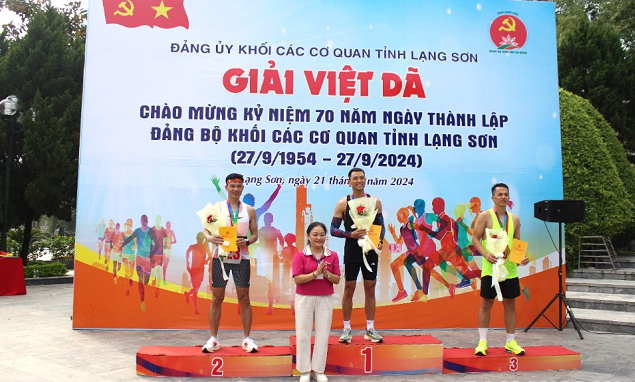 Trao giải cho các VĐV có thành tích xuất sắc trong phòng trào rèn luyện thân thể, bảo vệ Tổ quốc.