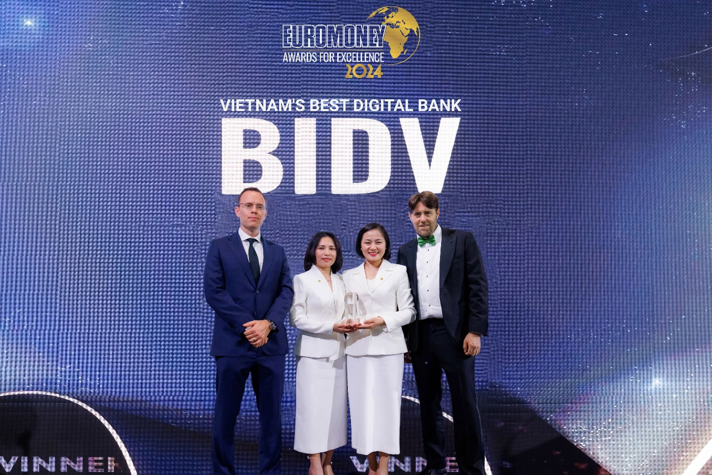 Đại diện BIDV nhận giải thưởng từ Euromoney Đại diện BIDV nhận giải thưởng từ Euromoney