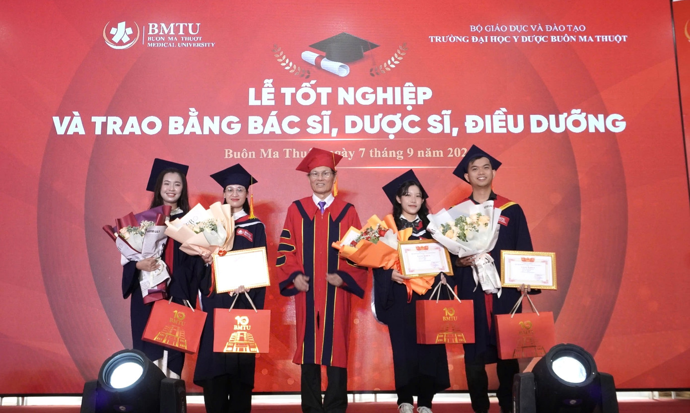 GS.TS.BS cao cấp Cao Tiến Đức, Hiệu trưởng nhà trường trao tặng giấy khen cho các thủ khoa GS.TS.BS cao cấp Cao Tiến Đức, Hiệu trưởng nhà trường trao tặng giấy khen cho các thủ khoa