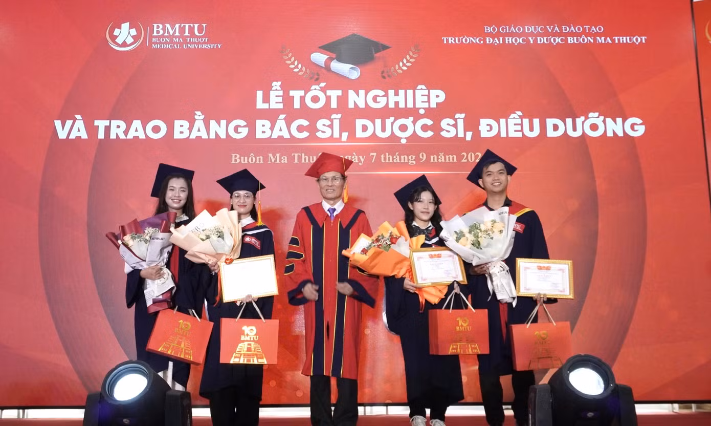 GS.TS.BS cao cấp Cao Tiến Đức, Hiệu trưởng nhà trường trao tặng giấy khen cho các thủ khoa