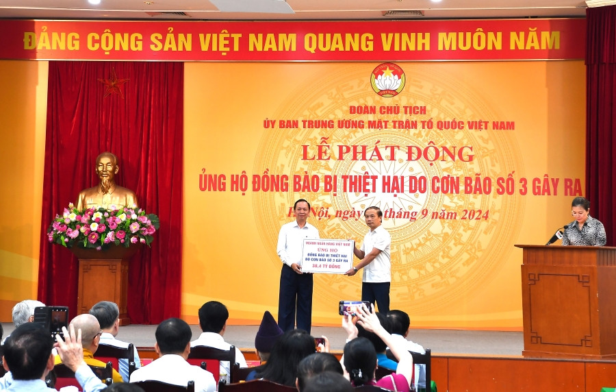 Đại diện ngành Ngân hàng, đồng chí Đào Minh Tú - Phó Thống đốc Thường trực NHNN, Chủ tịch Công đoàn Ngân hàng Việt Nam trao số tiền 38,4 tỷ đồng tại lễ phát động của UBTW MTTQ Việt Nam để ủng hộ đồng bào bị thiệt hại do bão số 3 Đại diện ngành Ngân hàng, đồng chí Đào Minh Tú - Phó Thống đốc Thường trực NHNN, Chủ tịch Công đoàn Ngân hàng Việt Nam trao số tiền 38,4 tỷ đồng tại lễ phát động của UBTW MTTQ Việt Nam để ủng hộ đồng bào bị thiệt hại do bão số 3