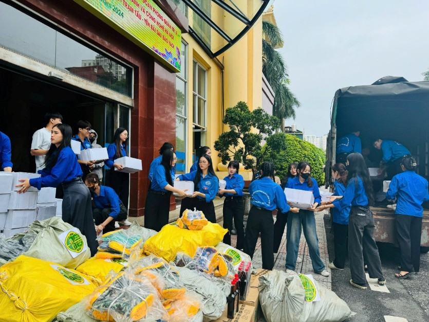 Các vật phẩm, nhu yếu phẩm như: Ủng, nước mắm, nướng uống đóng chai được Đội thanh niên tình nguyện vận chuyển kịp thời chuyển đến tỉnh Yên Bái