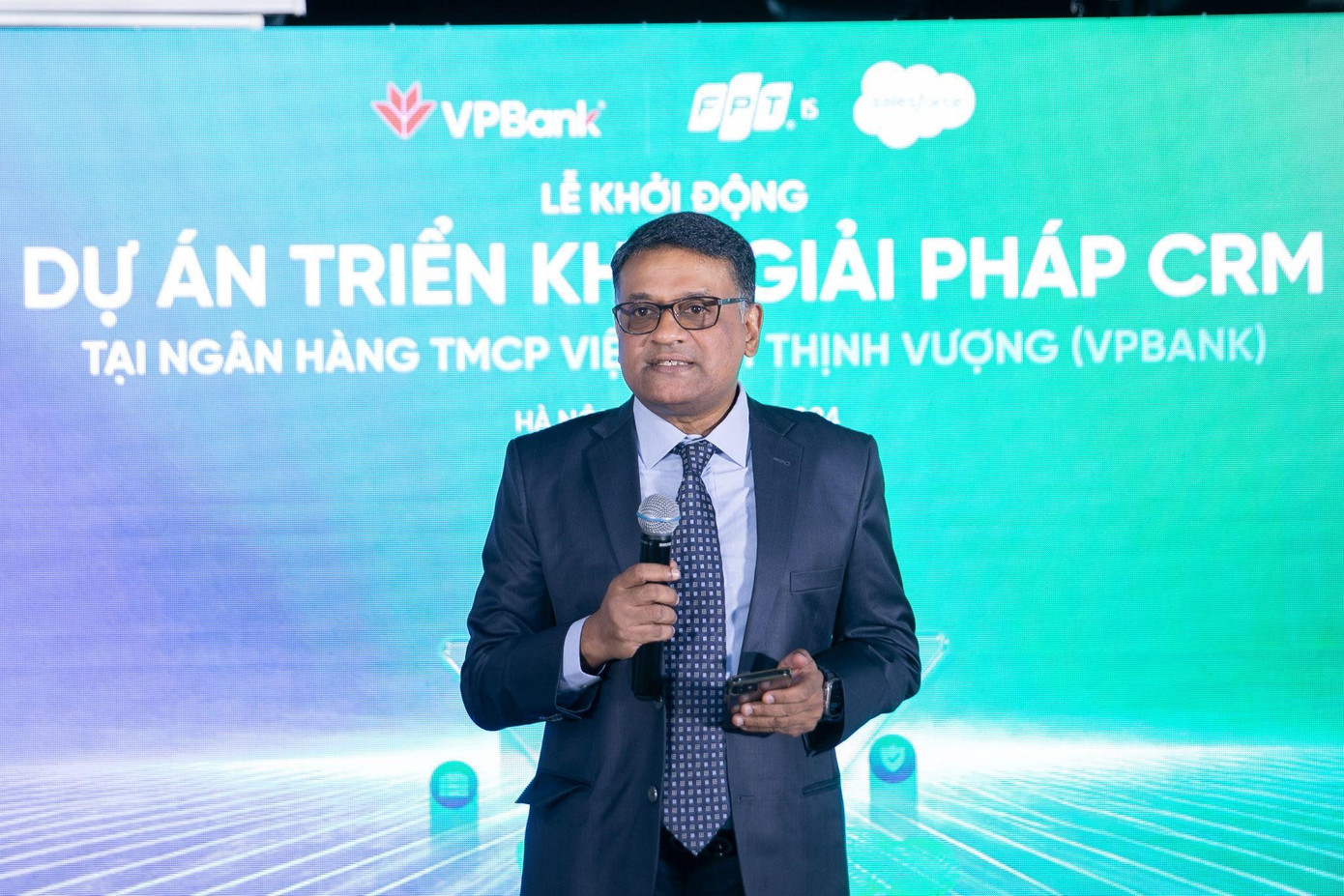 Ông Bernard Solomon - Phó Chủ tịch Khu vực Malaysia &amp; Việt Namcủa Salesforce phát biểu tại sự kiện