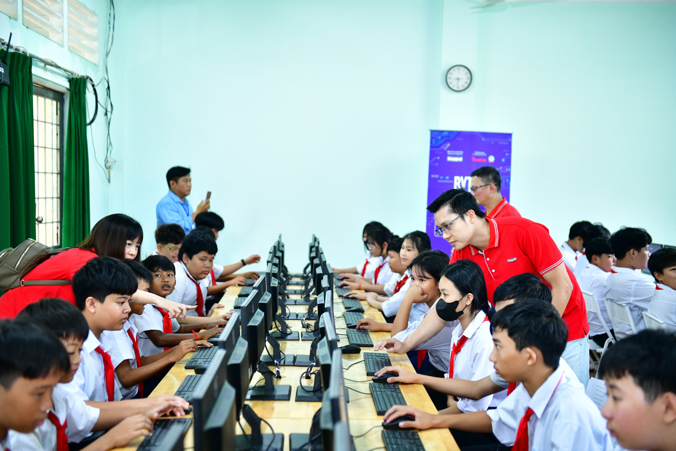 Các em học sinh sử dụng máy tính do Keppel trao tặng tại chương trình Bytes for Future.