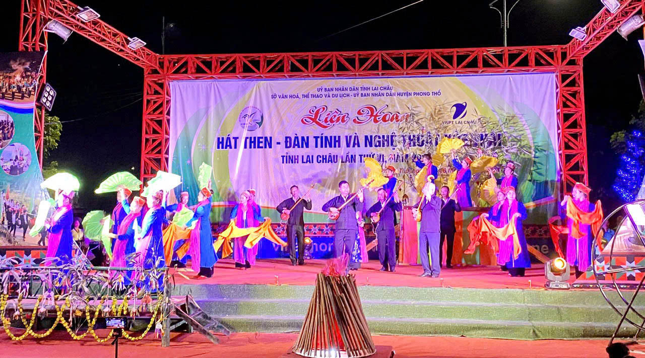 Các đoàn tham gia liên hoan.