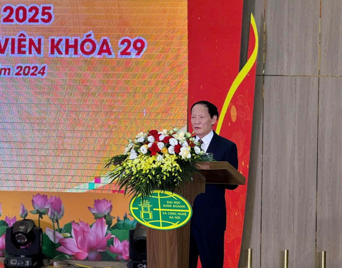 GS. TS Nguyễn Công Nghiệp, Phó Hiệu trưởng Thường trực nhà trường phát biểu tại Lễ khai giảng GS. TS Nguyễn Công Nghiệp, Phó Hiệu trưởng Thường trực nhà trường phát biểu tại Lễ khai giảng