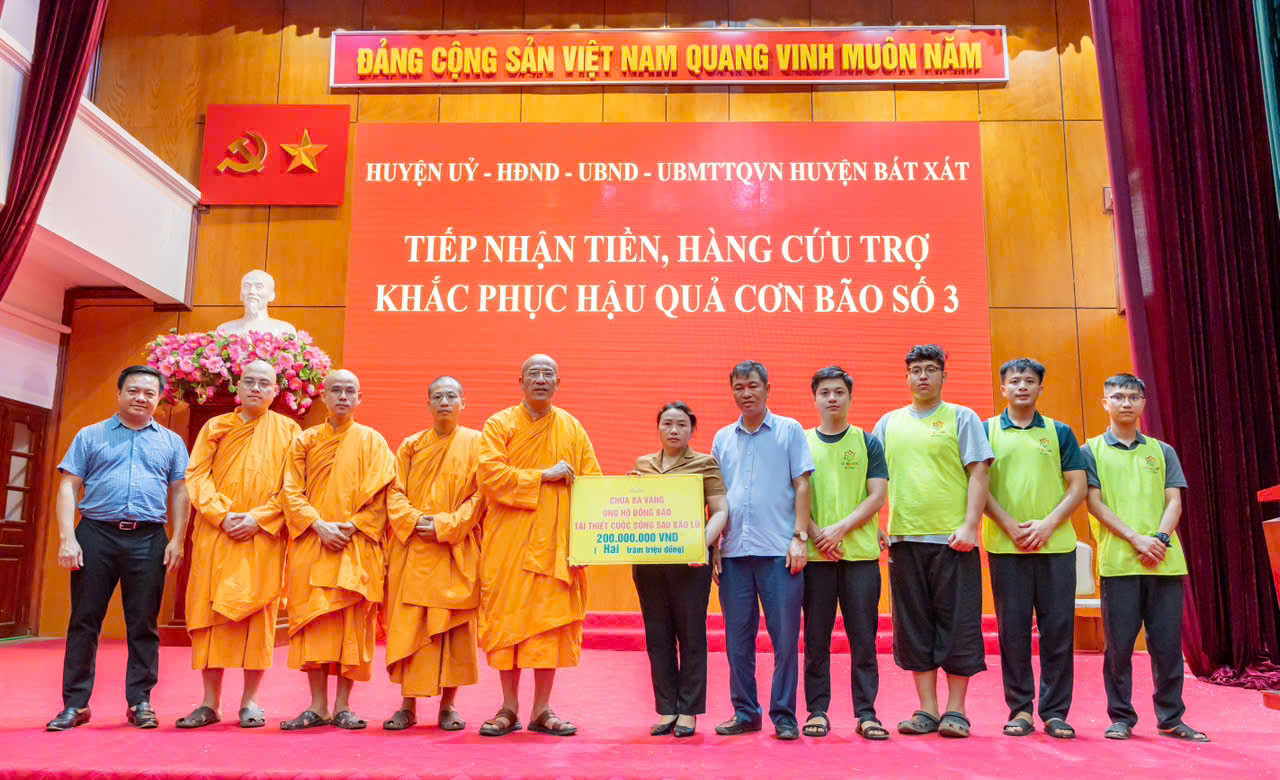 Thầy Thích Trúc Thái Minh đại diện đoàn thiện nguyện trao tặng 200 triệu đồng đến đại diện huyện Bát Xát để ủng hộ bà con bị ảnh hưởng bởi cơn bão số 3 tái thiết cuộc sống.