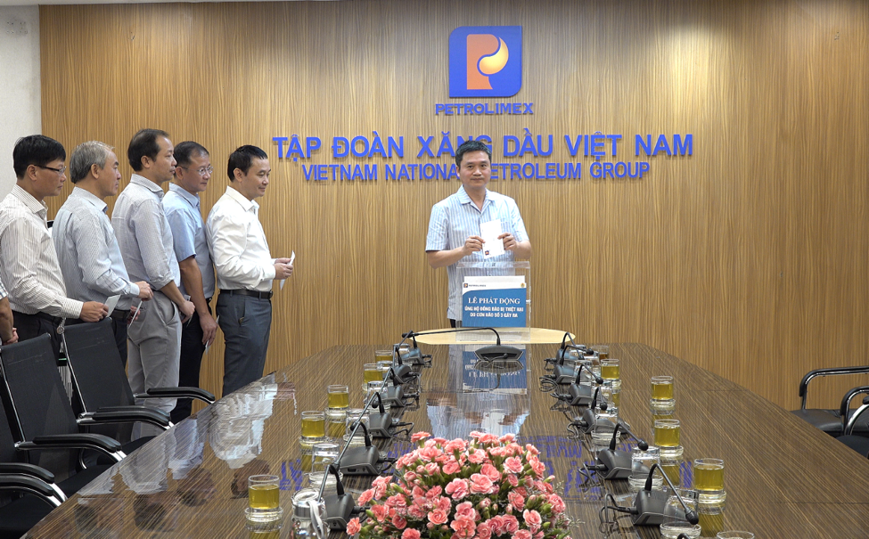 Ban Lãnh đạo Petrolimex ủng hộ tại văn phòng Tập đoàn Ban Lãnh đạo Petrolimex ủng hộ tại văn phòng Tập đoàn