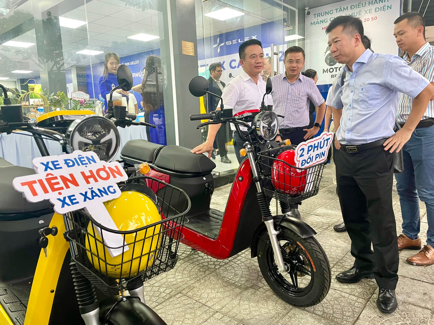 Các đại biểu tham quan gian hàng xe điện