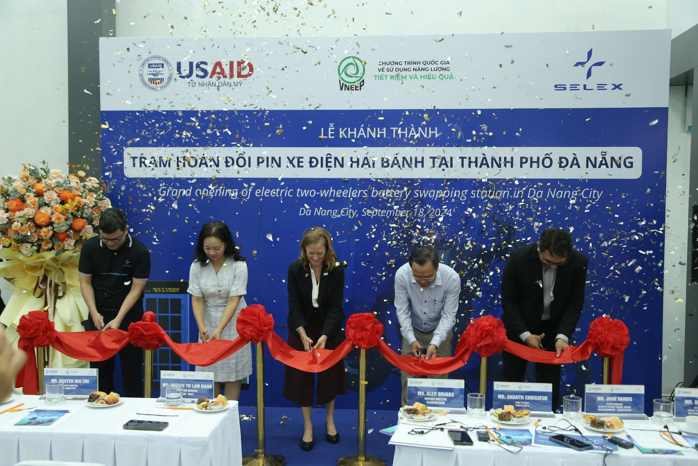 Các đại biểu cắt băng khánh thành trạm hoán đổi pin xe điện hai bánh đầu tiên tại Đà Nẵng