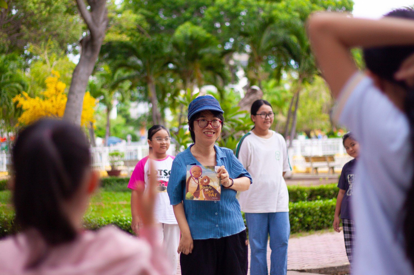 Chị Hoà trong một hoạt động đọc truyện cùng các em nhỏ Chị Hoà trong một hoạt động đọc truyện cùng các em nhỏ