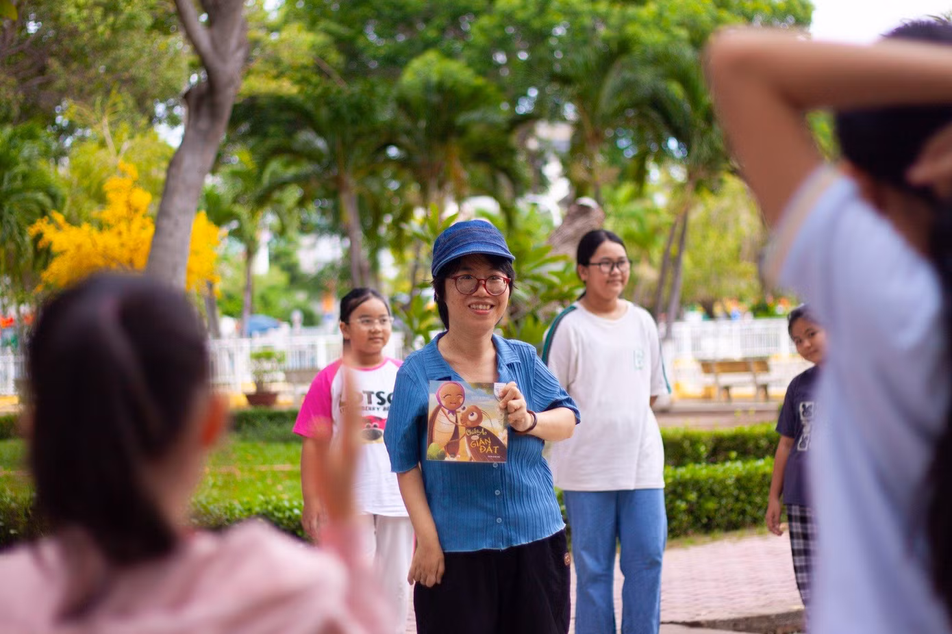Chị Hoà trong một hoạt động đọc truyện cùng các em nhỏ Chị Hoà trong một hoạt động đọc truyện cùng các em nhỏ