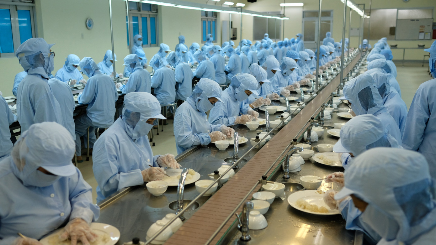 Tinh chế yến sào tại Nhà máy chế biến nguyên liệu Yến sào