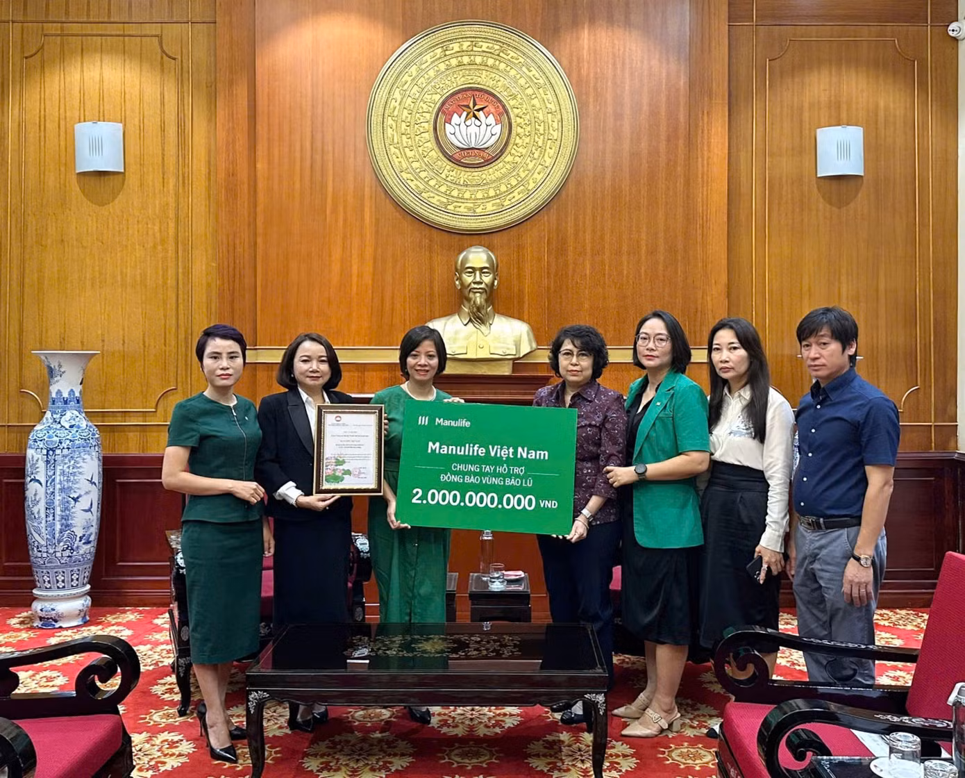 Đại diện Manulife Việt Nam trao số tiền quyên góp đến Mặt trận Tổ quốc Việt Nam Đại diện Manulife Việt Nam trao số tiền quyên góp đến Mặt trận Tổ quốc Việt Nam
