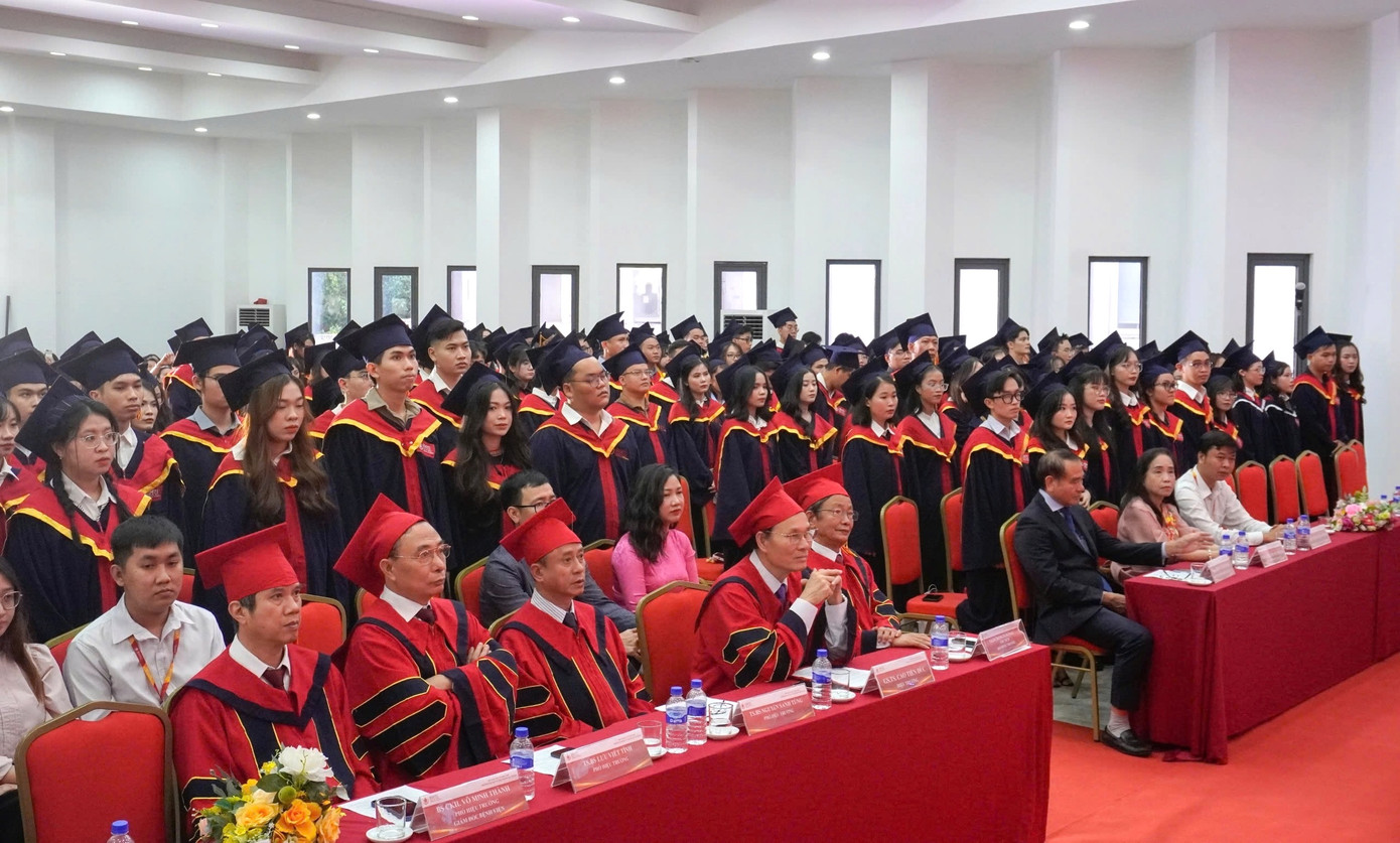 Các đại biểu và sinh viên tham gia lễ tốt nghiệp tại Trường Đại học Y Dược Buôn Ma Thuột Các đại biểu và sinh viên tham gia lễ tốt nghiệp tại Trường Đại học Y Dược Buôn Ma Thuột