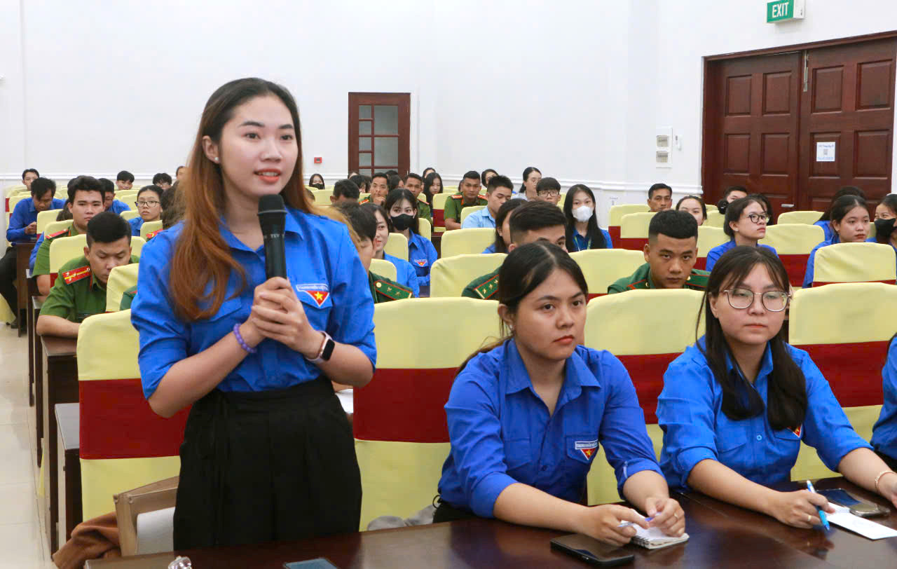 Thanh niên đặt câu hỏi với lãnh đạo tỉnh tại buổi đối thoại