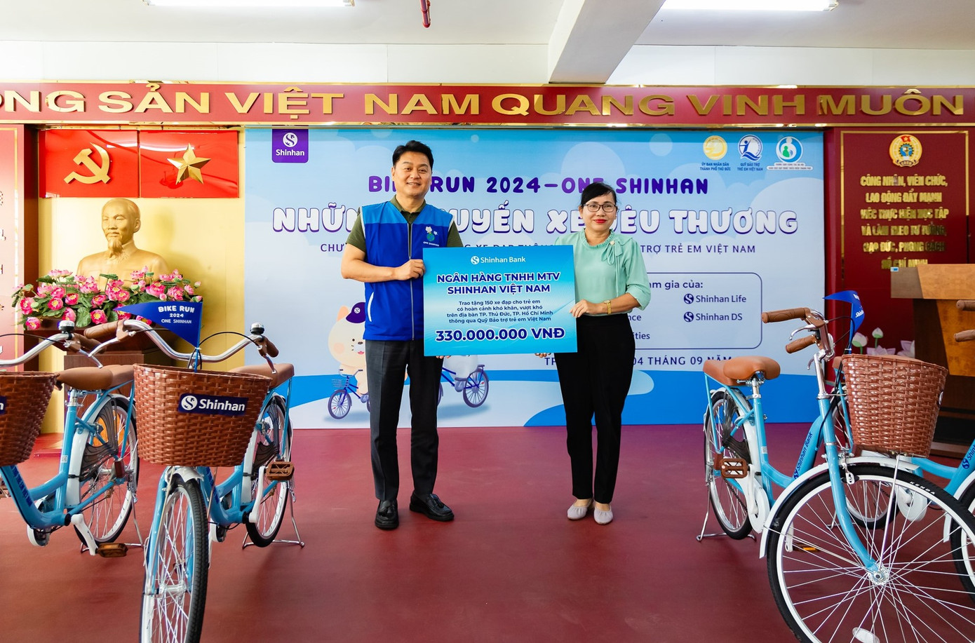 Đại diện Ngân hàng Shinhan trao tặng 150 xe đạp hỗ trợ học sinh khó khăn