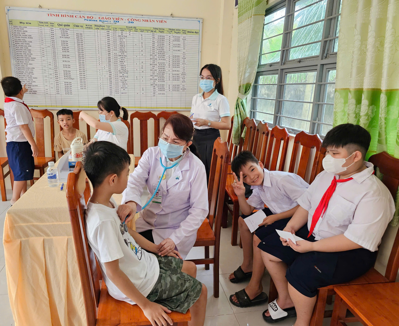 Bác sĩ Bệnh viện Hoàn Mỹ Cửu Long tầm soát bệnh tim cho trẻ em tại Trà Vinh. Bác sĩ Bệnh viện Hoàn Mỹ Cửu Long tầm soát bệnh tim cho trẻ em tại Trà Vinh.