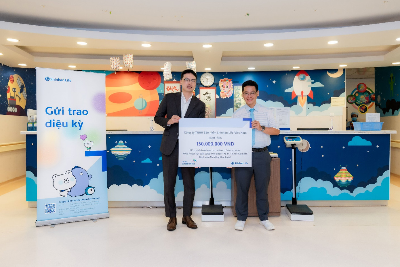 Ông Bae Seung Jun – Tổng Giám đốc Shinhan Life Việt Nam (trái) trao chi phí điều trị 15 bệnh nhi có hoàn cảnh khó khăn cho đại diện Khoa Huyết học Lâm sàng