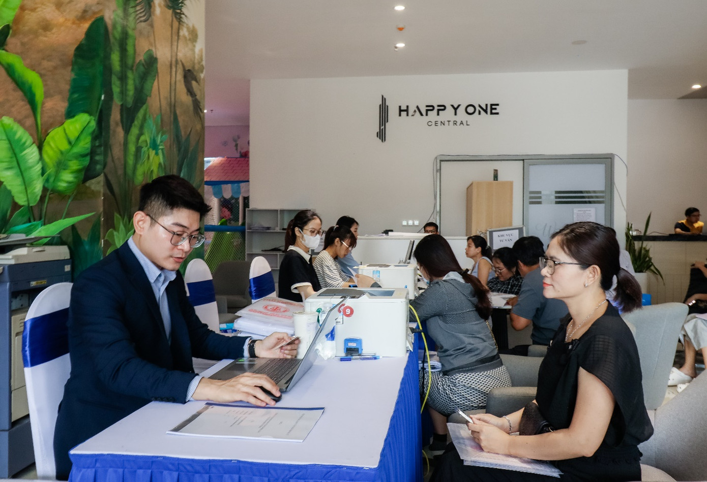 Chỉ 30 ngày sau bàn giao, cư dân Happy One Central bắt đầu lộ trình phối hợp cấp giấy chứng nhận căn hộ.