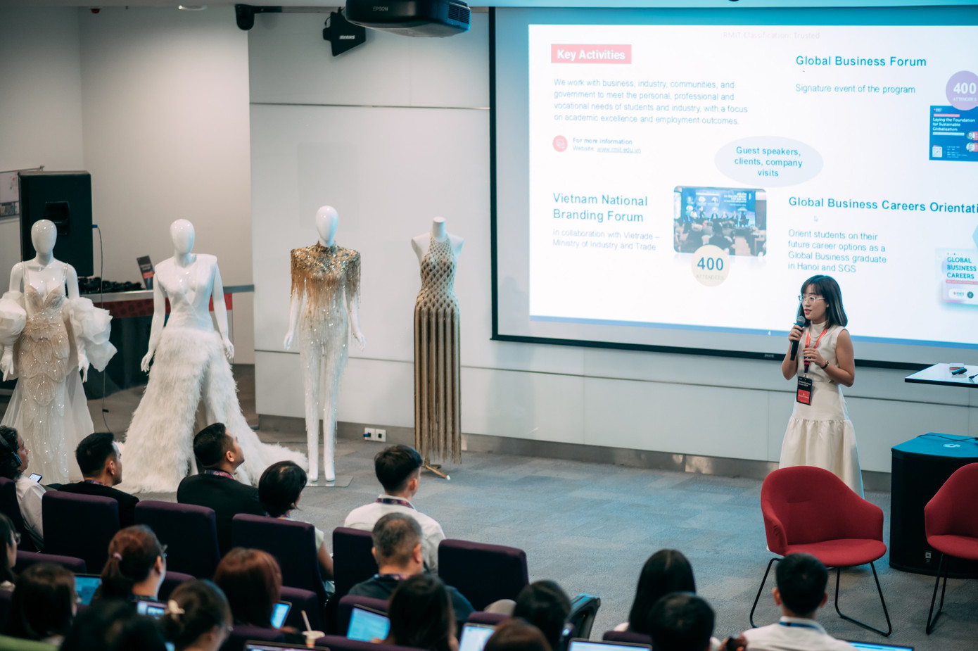 Sự kiện thu hút hơn 250 người tham gia trực tiếp và trực tuyến. Sự kiện thu hút hơn 250 người tham gia trực tiếp và trực tuyến.