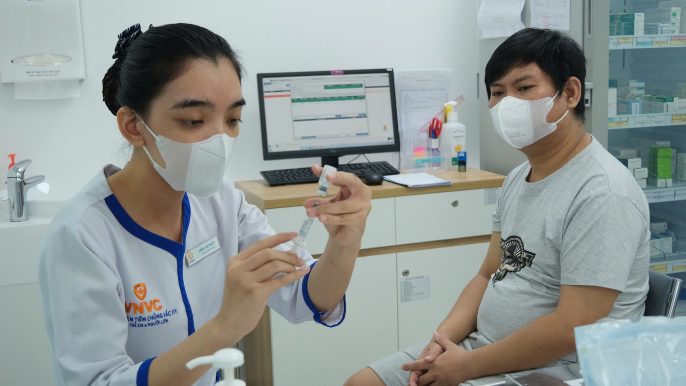 Trẻ em từ 4 tuổi trở lên và người lớn có thể đi tiêm vắc xin sốt xuất huyết tại gần 200 Trung tâm tiêm chủng VNVC trên khắp cả nước.