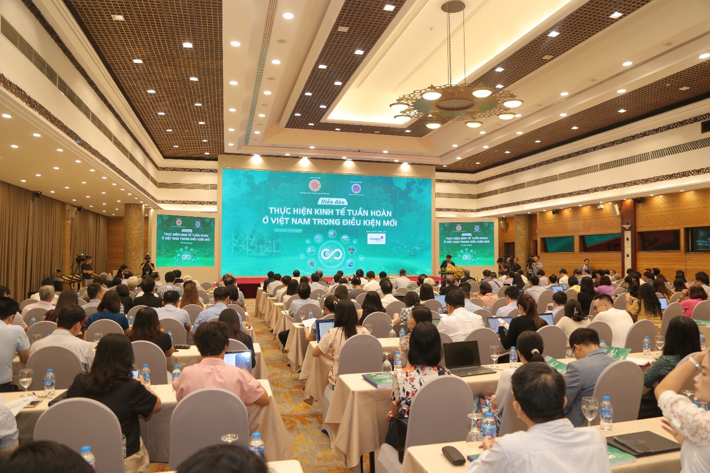 Toàn cảnh diễn đàn