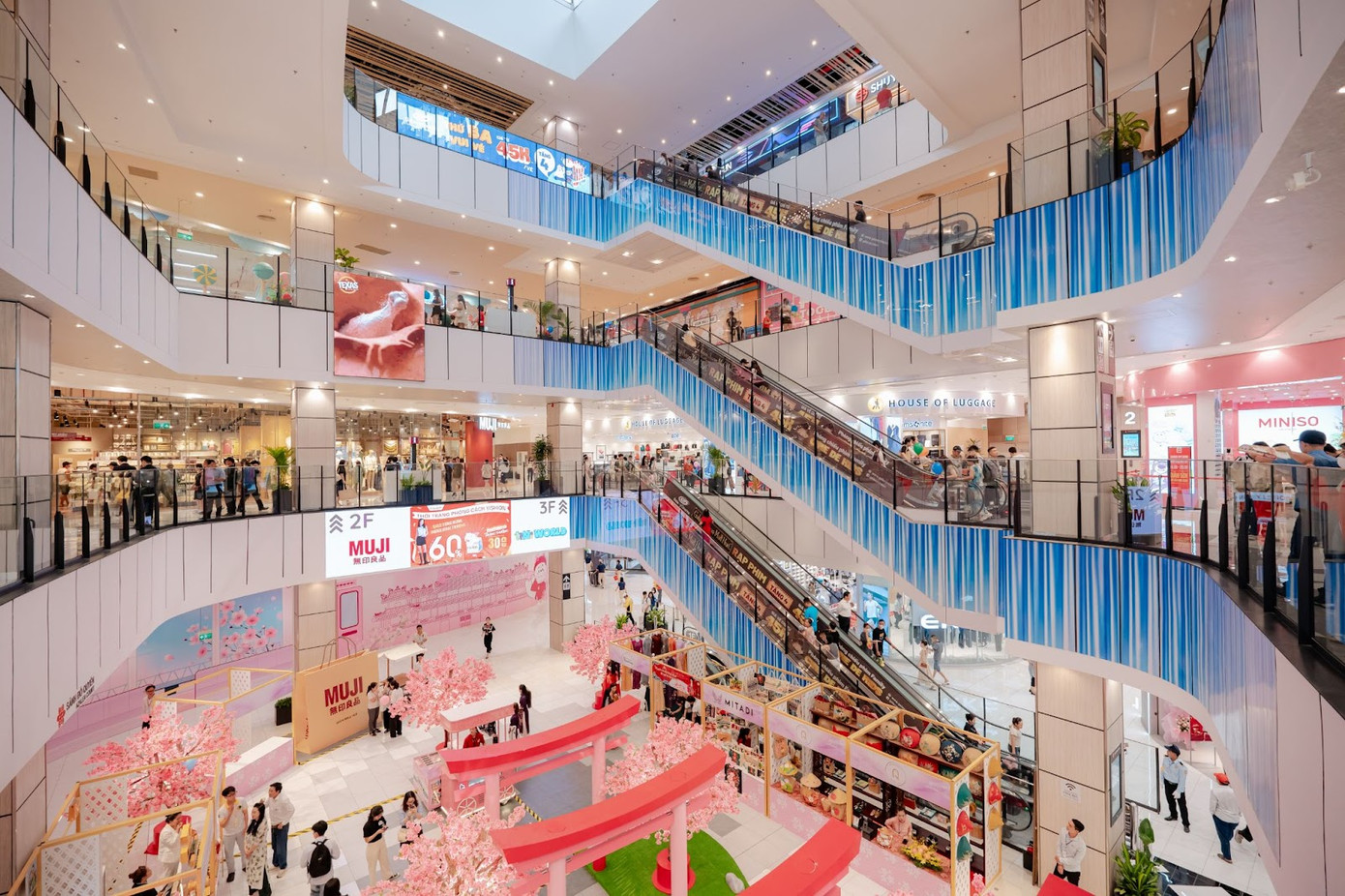 Đến với AEON MALL Huế, khách hàng không chỉ tìm thấy những sản phẩm và dịch vụ chất lượng từ hàng loạt thương hiệu nổi tiếng, mà còn có thể tận hưởng những trải nghiệm thú vị với các sự kiện và cụm trang trí độc đáo.