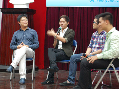 Tiến sĩ Phạm Quốc Lộc, thạc sĩ Nguyễn Hoàng Khắc Hiếu, ông Trần Ngọc Thái Sơn (Giám đốc điều hành Tiki.vn), ca sĩ Đức Tuấn (từ trái qua) trò chuyện với sinh viên