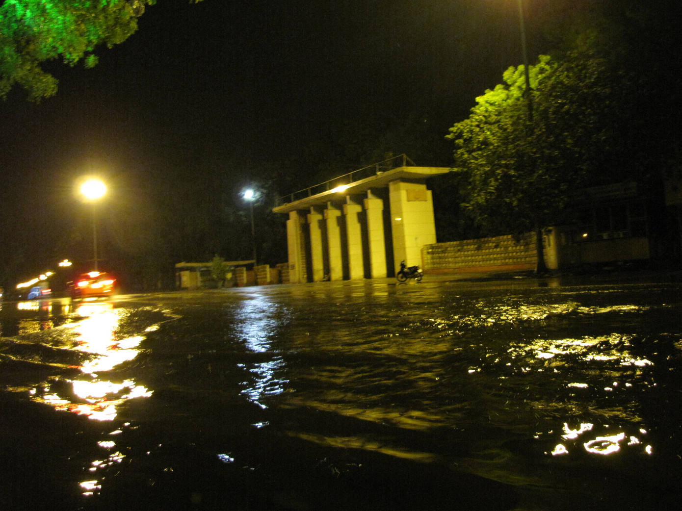 Khu vực trước cửa Rạp xiếc Trung Ương và Công viên Thống Nhất ngập nước nặng.