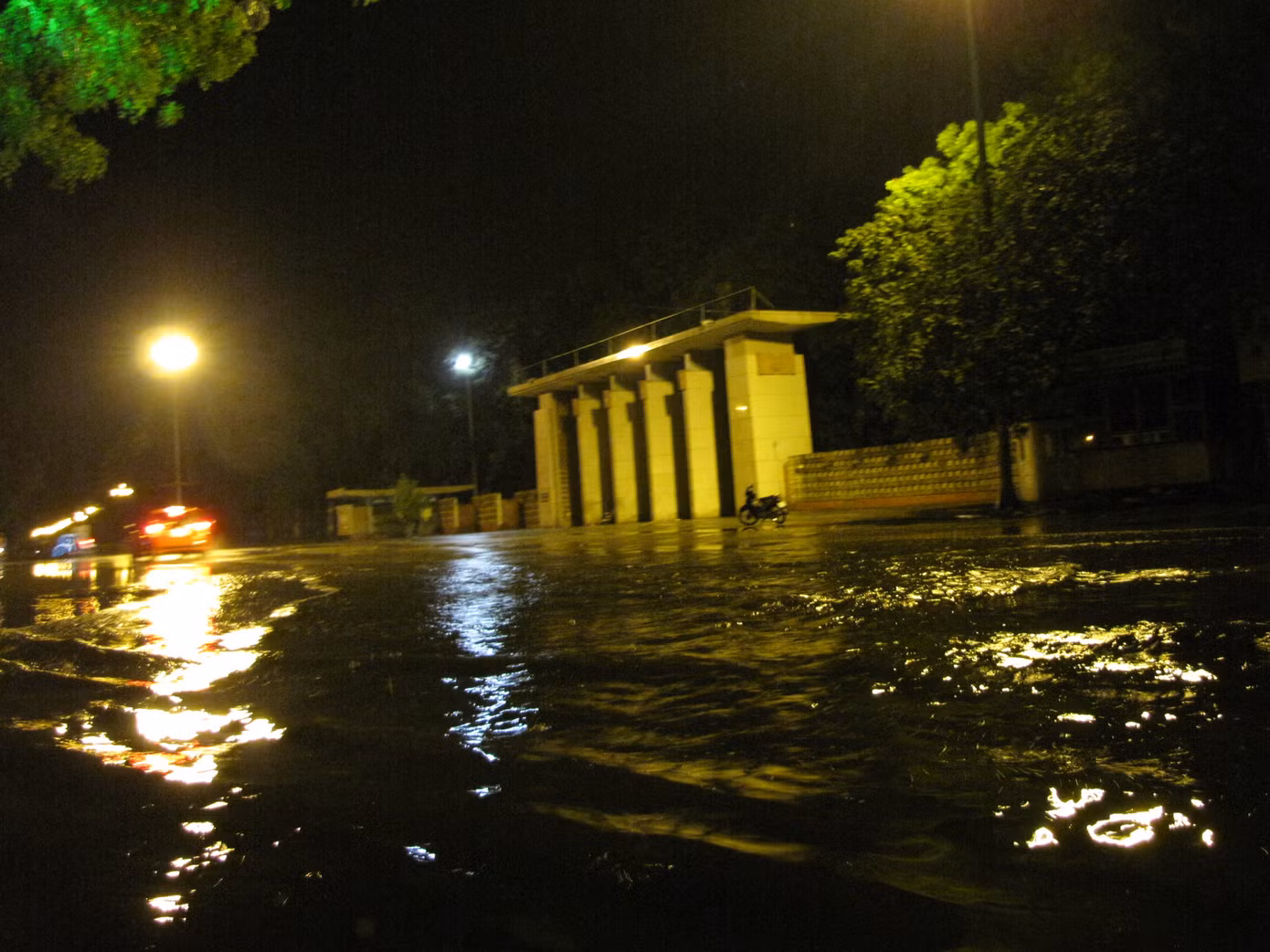 Khu vực trước cửa Rạp xiếc Trung Ương và Công viên Thống Nhất ngập nước nặng.