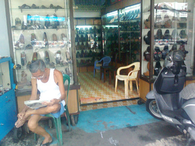 Đìu hiu cửa hàng giầy ở quận 4. Ảnh: T.N.A. Đìu hiu cửa hàng giầy ở quận 4. Ảnh: T.N.A