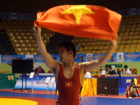 Niềm vui của đô cử Nguyễn Thế Anh sau khi vô địch. Ảnh: Tường Vũ