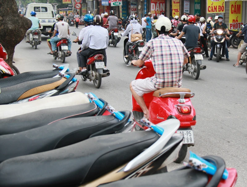 Cùng với việc phát tờ rơi, quạt nhựa có dán quảng cáo đến tận tay phụ huynh học sinh, nhiều tờ rơi được kẹp vào đuôi xe