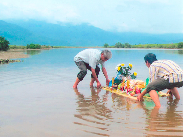 Trần Đình Bá dâng lễ vật cúng vong hồn anh ruột Trần Đình Mai tại nơi anh hy sinh trong cuộc chiến tranh chống Mỹ (xã Quảng Tùng, huyện Quảng Trạch, Quảng Bình)