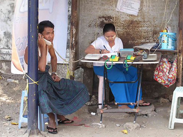 Một “trạm điện thoại” ở Rangoon