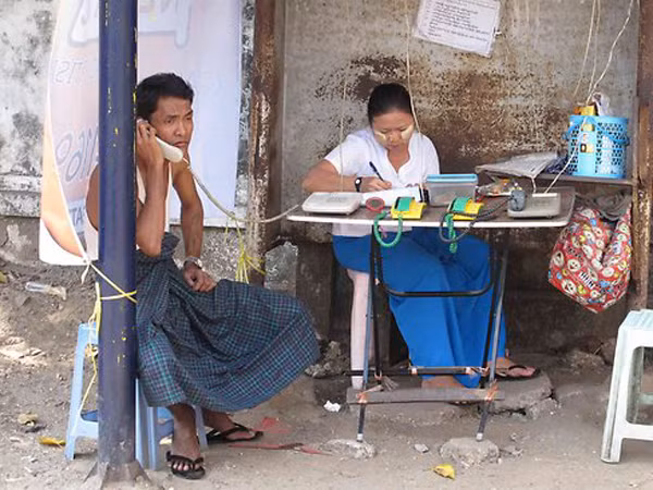 Một “trạm điện thoại” ở Rangoon. Một “trạm điện thoại” ở Rangoon